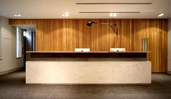 有创意、气派的公司前厅LOGO墙，木质材料工艺前台背景墙